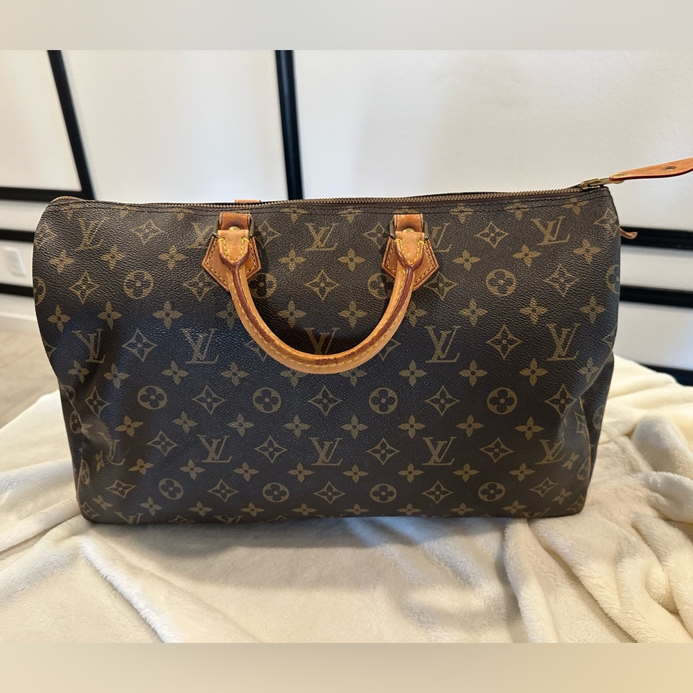 Louis Vuitton Speedy 40 bag with LV Lock & Key